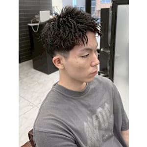 無造作ショート　ピンパーマ　刈り上げ　短髪　黒髪