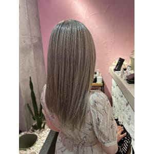 ホワイトグレージュ