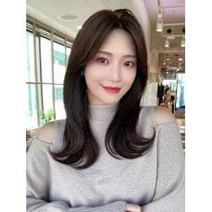 暗髪でも出せるこなれ感フェイスレイヤー×ナチュラルセミロング