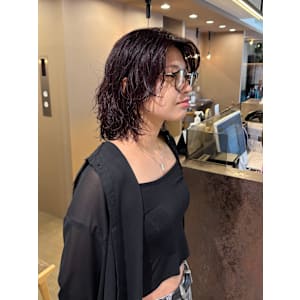 ワンカラーで暗めワインレッド♪/レイヤーパーマ【ミワチカコ】