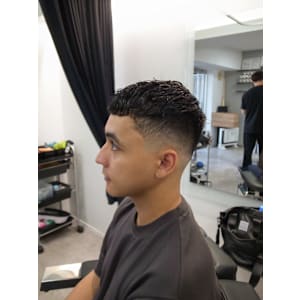 バーバーナチュラルクロップスキンフェードアイロンパーマ渋谷