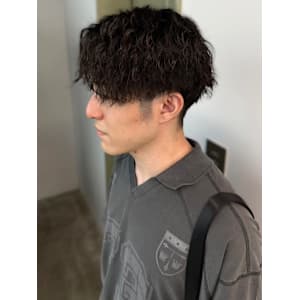 ツイストスパイラルパーマ メンズパーマ センターパート 束感