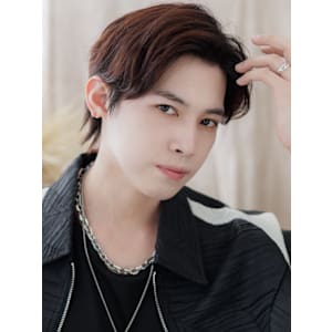 アップバングレッドブラウンモテマッシュ　フェザーパーマ