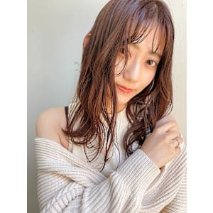 やわらかい揺れ髪に、ほんのり赤みをおさえた透明感ベージュ