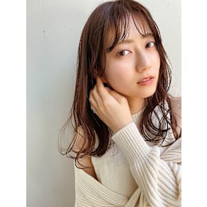 やわらかい揺れ髪に、ほんのり赤みをおさえた透明感ベージュ