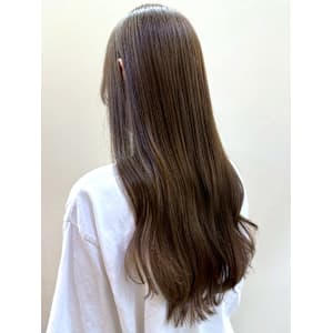 ロングヘア 明るめベージュ ブリーチなしカラー ゆる巻き