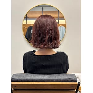 暖色カラー × 動きがある大人ボブ