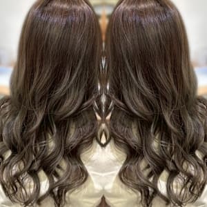 コテ巻き風パーマスタイル／オリーブアッシュ