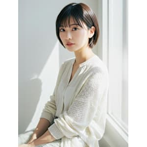 ショートボブ ダークグレーカラー 顔周りカット 30代