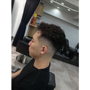 バーバーミドルスキンフェードアイロンパーマ/渋谷