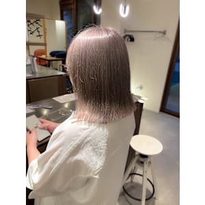 ハイトーンのグレージュカラー