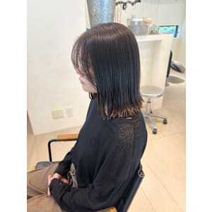 顔周りカットで大人っぽいミディアムボブ