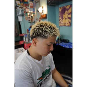 金髪スパイキーショート×テーパーフェード