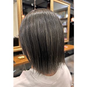 切りっぱなしボブ×グレーカラー