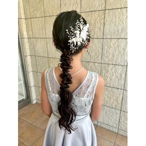 【Nanaka】キッズお呼ばれヘアセット♪/編みおろし - MOON by KENJE【ムーンバイケンジ】掲載中