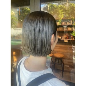 ミニボブ×グレージュカラー