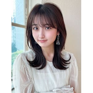 2wayバングでイメチェン顔まわりレイヤーのくびれヘアが人気