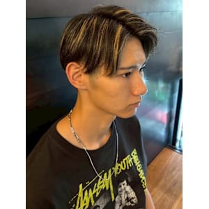 センターパート マッシュ ツーブロック 金髪ハイライト