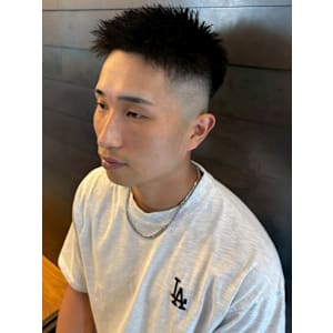 黒髪ショート ツーブロック フェードカット アップバング