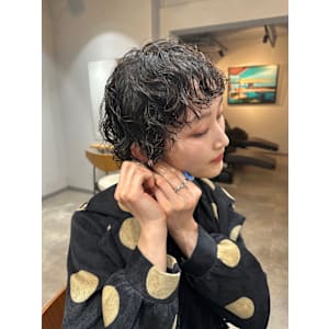 個性を生かしたオン眉ショートパーマ