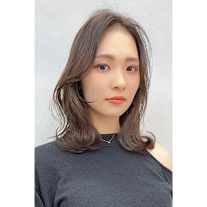 ミディアムレイヤー　くびれヘア