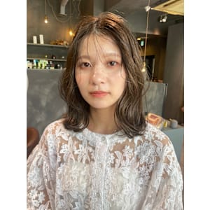 オリーブベージュ　ミディアムヘア　赤み消しカラー