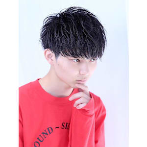 黒髪ツーブロ刈り上げ無造作マッシュ