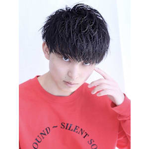 黒髪ツーブロ刈り上げ無造作マッシュ