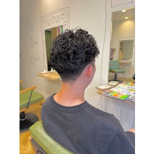 ニュアンスパーマでつくる爽やかビジネススタイル