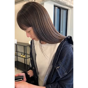 「動くたび、透けて揺れる。大人の透明感ロングカラー」