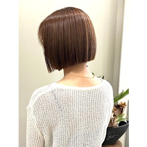 「軽さも、こなれ感も。透明感カラーで魅せるボブ。」