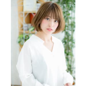 キャラメルベージュの大人オン眉ボブ