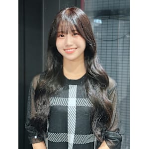 レイヤーカット　韓国ヘア　グレージュ　暗髪