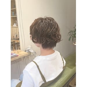 ふんわり揺れるナチュラルウエーブで大人可愛い魅力をプラス