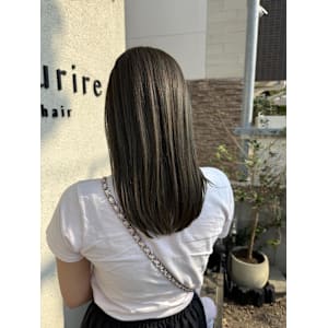 オリーブベージュ