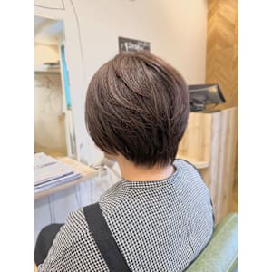 上品な艶と軽やかさ、大人女性のショートレイヤー