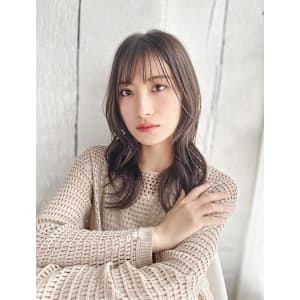 グレージュカラーのミックスくびれカールスタイル