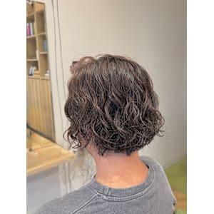 クシュっと揺れて、上品に艶めく大人ウエーブ