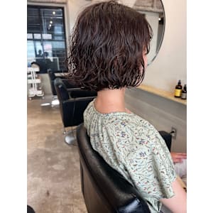 ただのボブじゃ物足りない。パーマで動きと遊び心をプラスして。