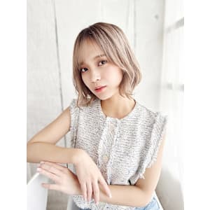 ハイトーンベージュのくびれボブスタイル