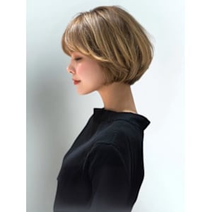 ブリーチ ブロンドベージュ 顔周りカット ショートボブ 艶髪