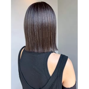 白髪ぼかしハイライト グレージュ ミディアム 切りっぱなし