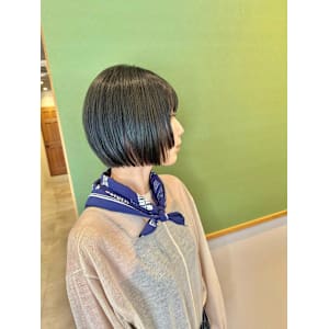 オリーブグレージュ×レイヤーミニボブ