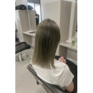 オリーブベージュ