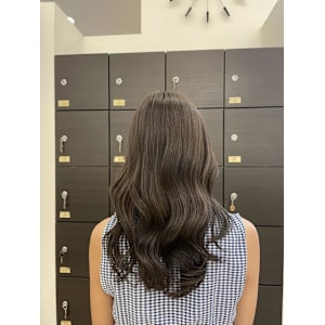 ツヤ感×ゆるウェーブで女性らしいロングスタイル