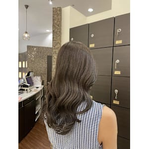 ツヤ感×ゆるウェーブで女性らしいロングスタイル