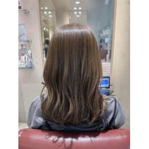 オリーブベージュでつくる大人の抜け感ヘア - EMU international 春日部本店【エムインターナショナル】掲載中