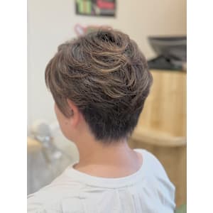 【ハイライトで立体感】白髪を自然にぼかす大人ショート