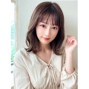 30代小顔に見えるくびれヘアレイヤー × オリーブグレージュ