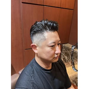 銀座　理容室　スキンフェード　アップバング